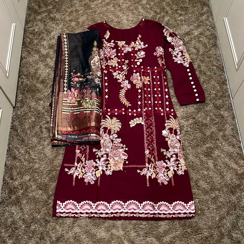 Embroidered suit with organza dupatta - Picture 2 of 3